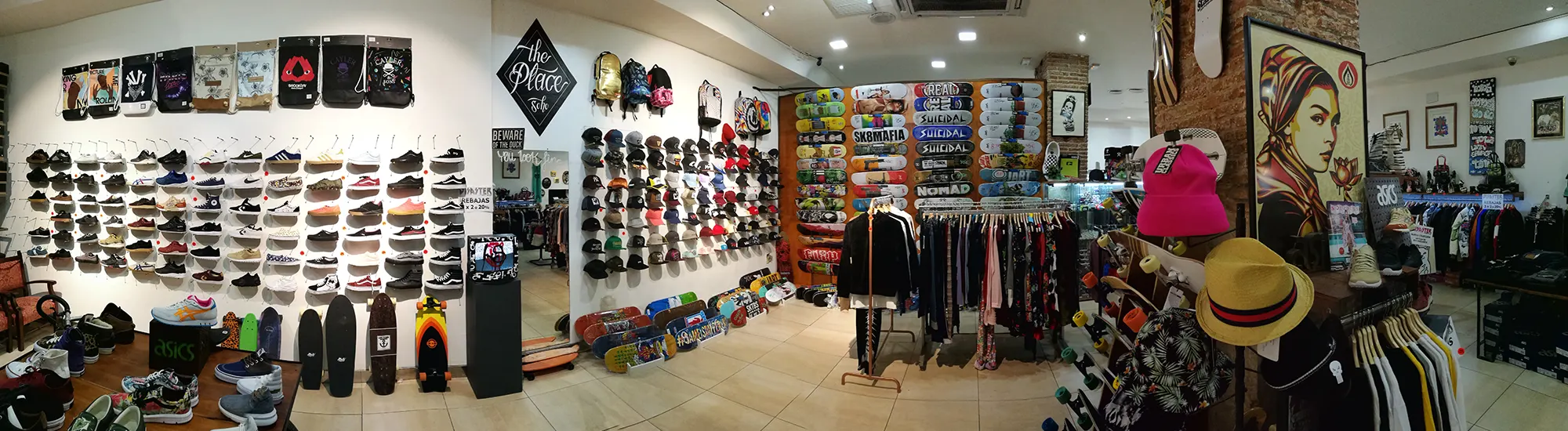 Interior de la tienda Disaster Street Wear en Málaga